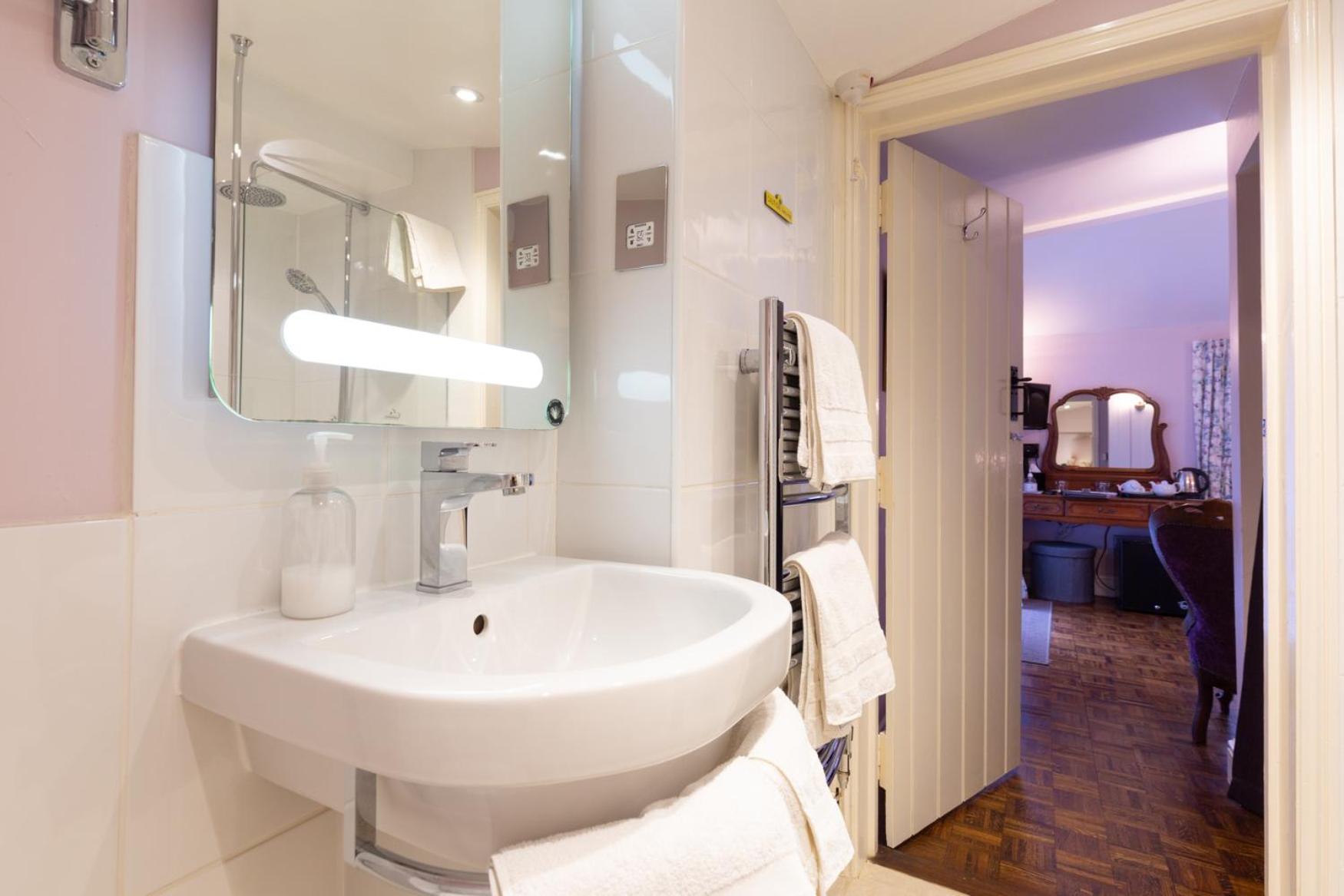 Frogs Hall B&B Eye  エクステリア 写真