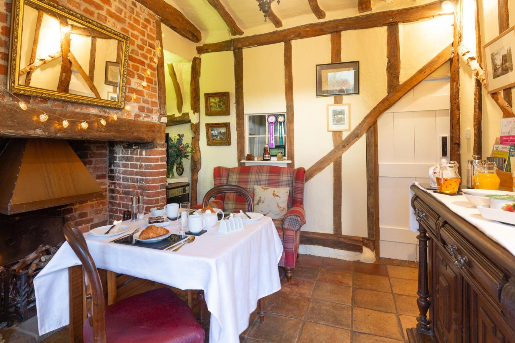 Frogs Hall B&B Eye  エクステリア 写真