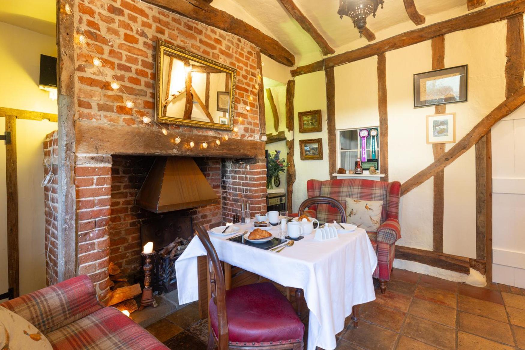 Frogs Hall B&B Eye  エクステリア 写真