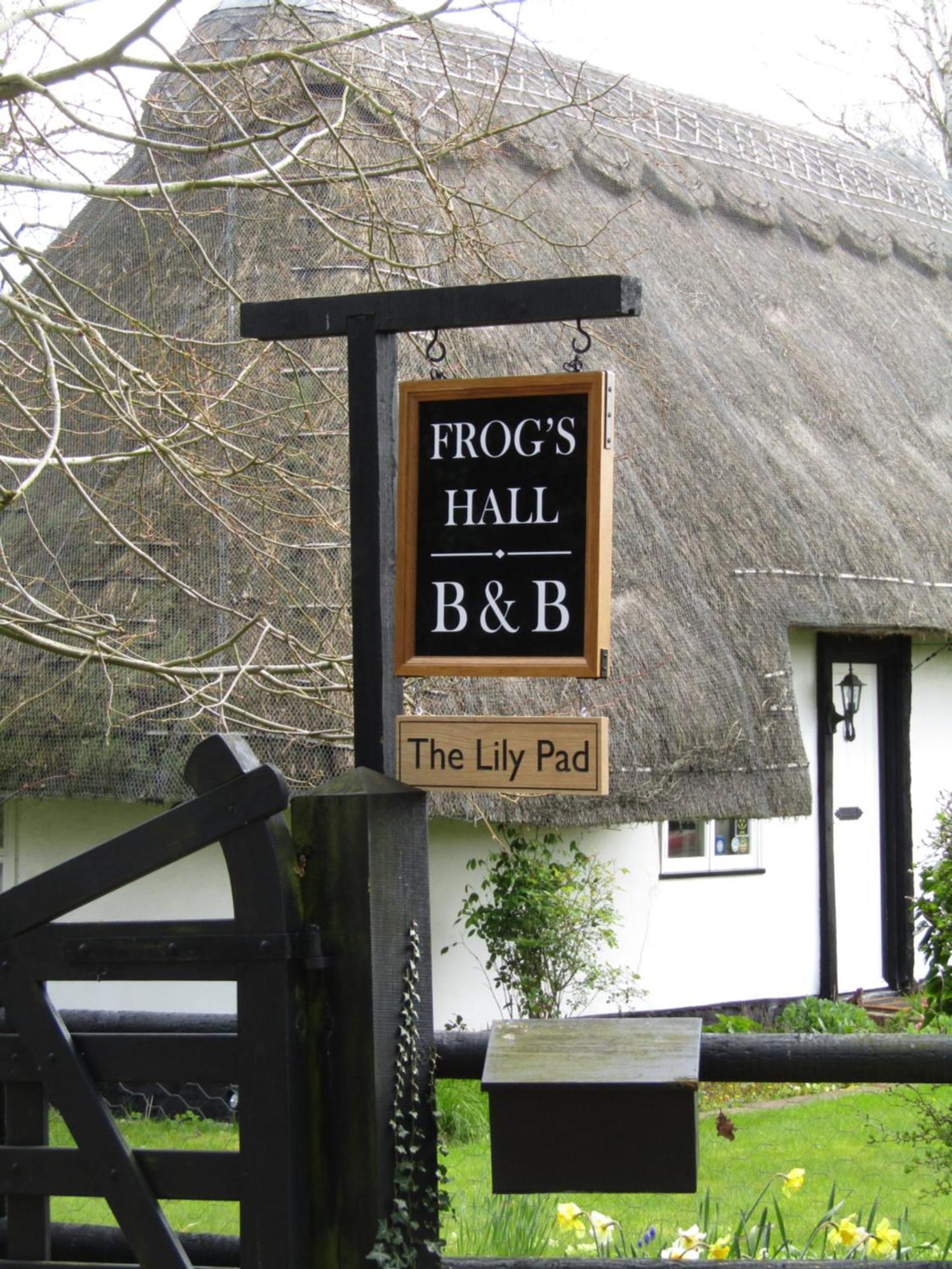 Frogs Hall B&B Eye  エクステリア 写真